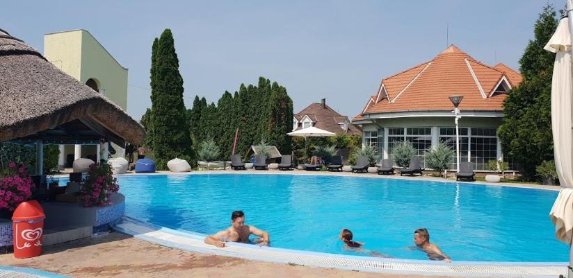 Mediterran Apartman With Pool Шиофок Экстерьер фото